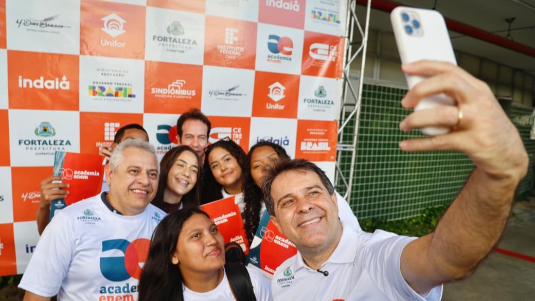 grupo de pessoas posa para a foto